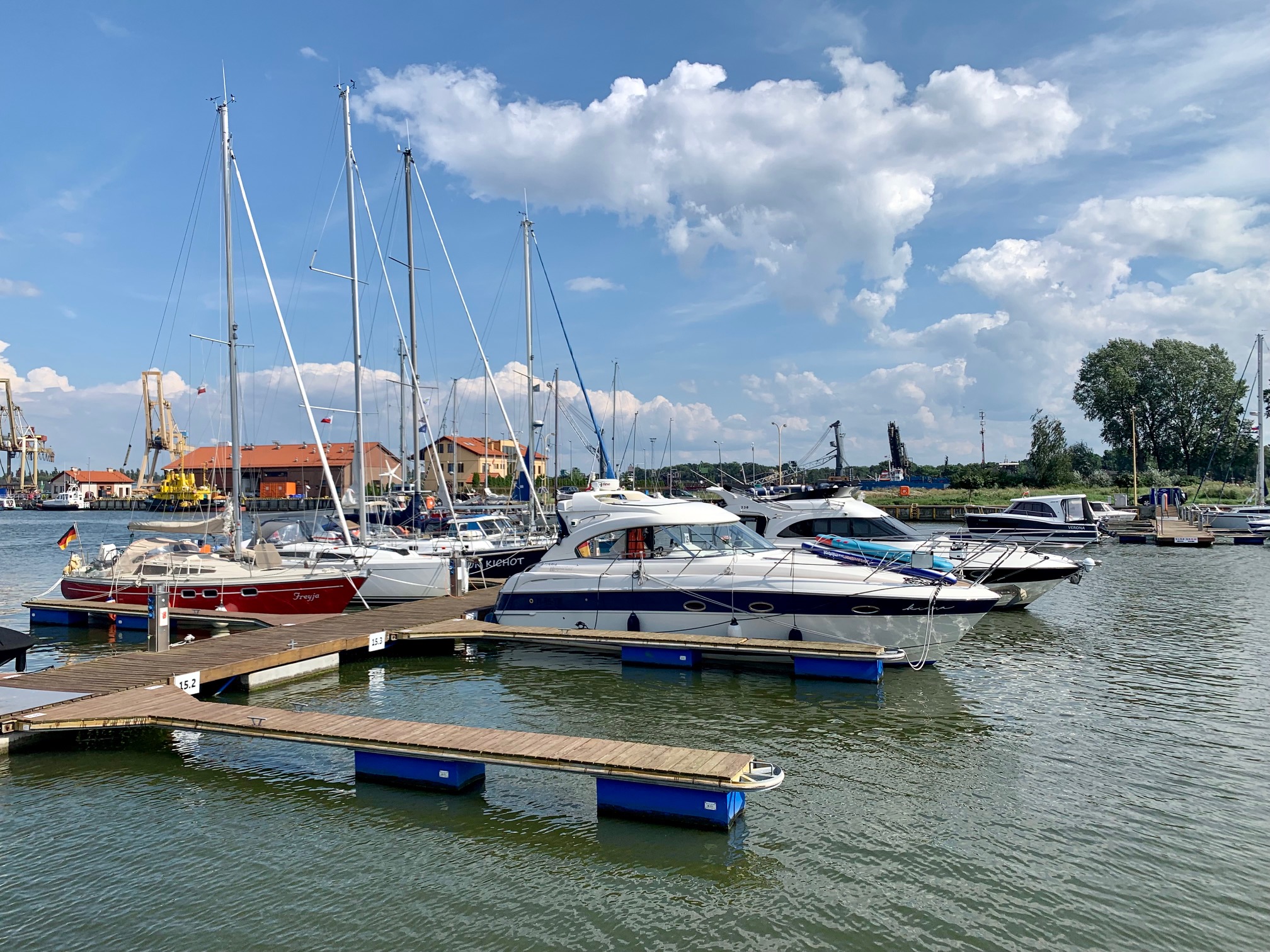 große Marine mit viel Platz zum manövrieren